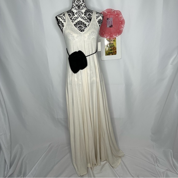 NWT Elijah V-Neck Maxi Dress Beige with Black Rosette Size XS - Picture 3 of 12